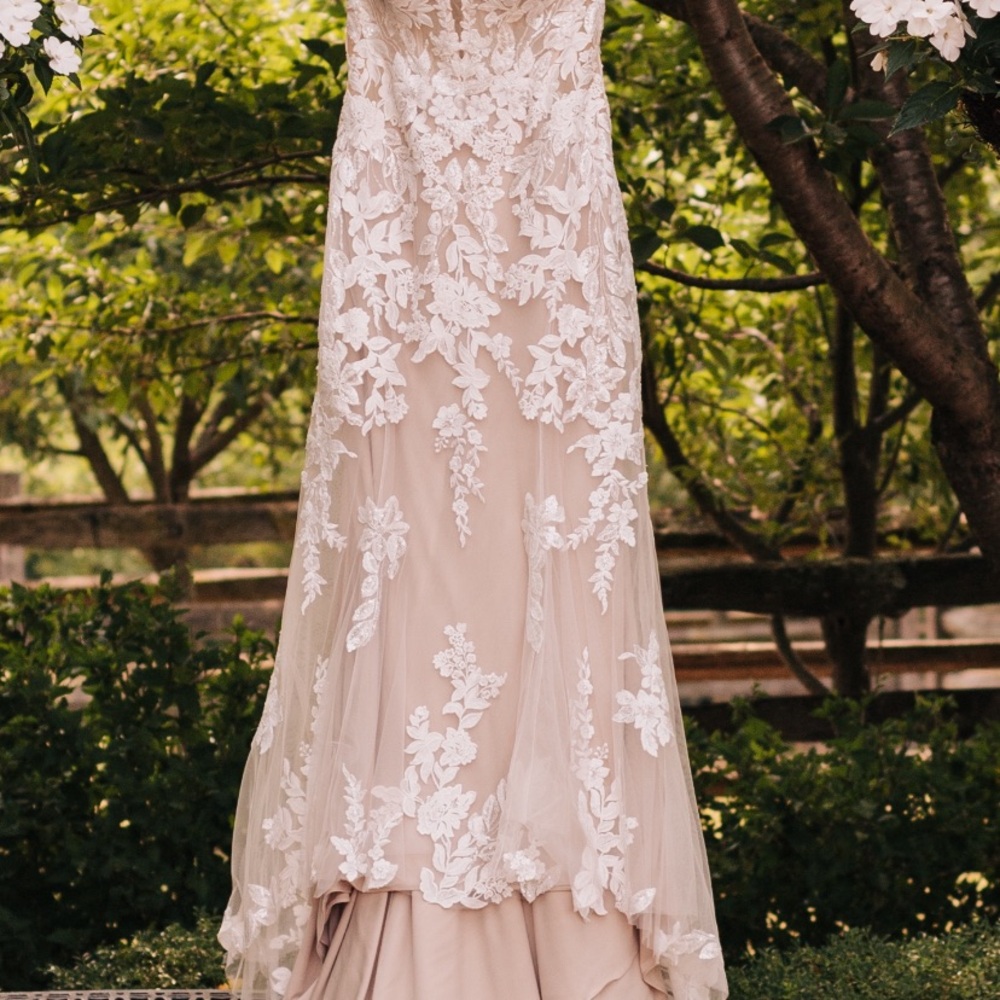 Elegant Lace Wedding Dress USED